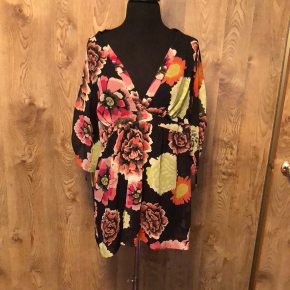 Multicolored Floral Flutter Sleeve Tunic Top - Picture 6 of 9